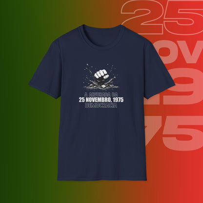 T-Shirt Comemorativa do 25 de Novembro de 1975 - "Alvorada da Democracia" (Impressão Grande Peito )